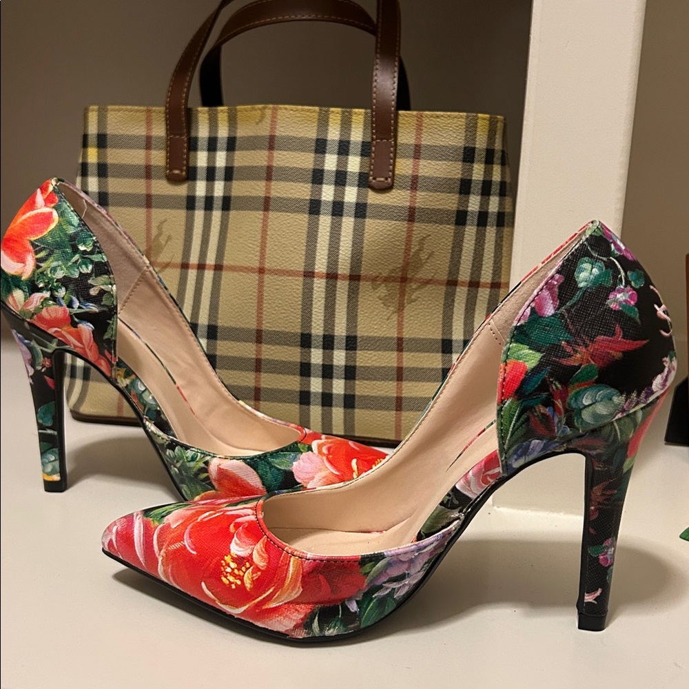 Delicious size 6.5 Floral Print Women's Heels
